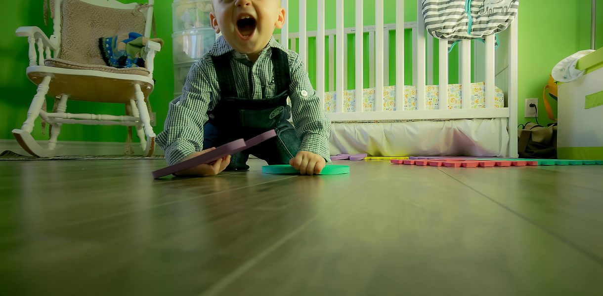 Pomysły na stworzenie domowej strefy zabawy w pokoju.