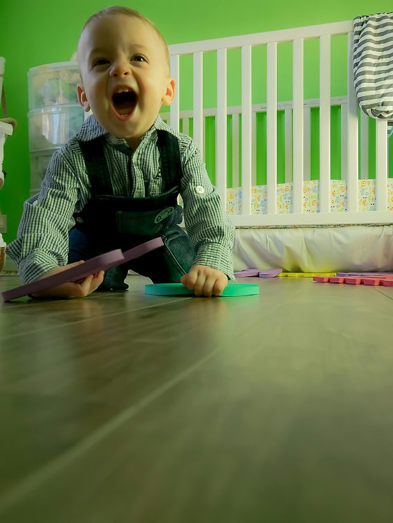 Pomysły na stworzenie domowej strefy zabawy w pokoju.