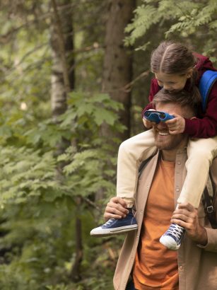 Córka i tata spędzają czas na świeżym powietrzu