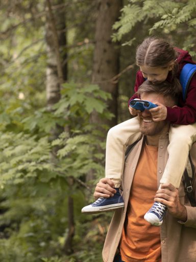 Córka i tata spędzają czas na świeżym powietrzu