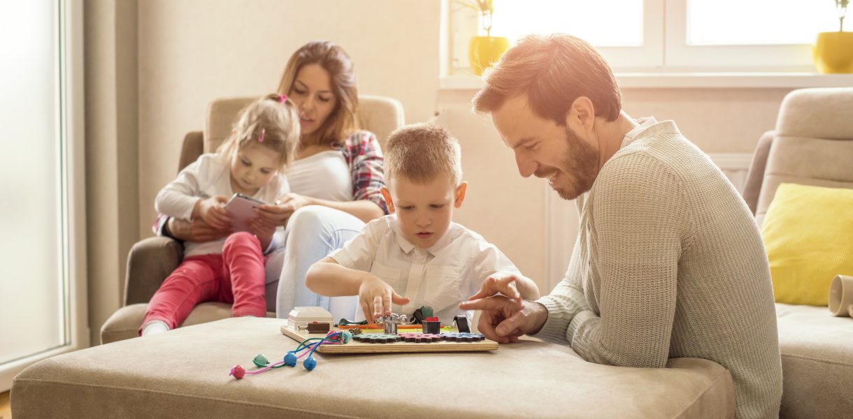 Spędzanie czasu przy grach planszowych to świetny sposób na wspólne chwile z dzieckiem.