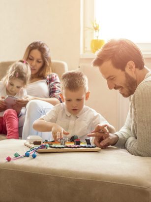 Spędzanie czasu przy grach planszowych to świetny sposób na wspólne chwile z dzieckiem.