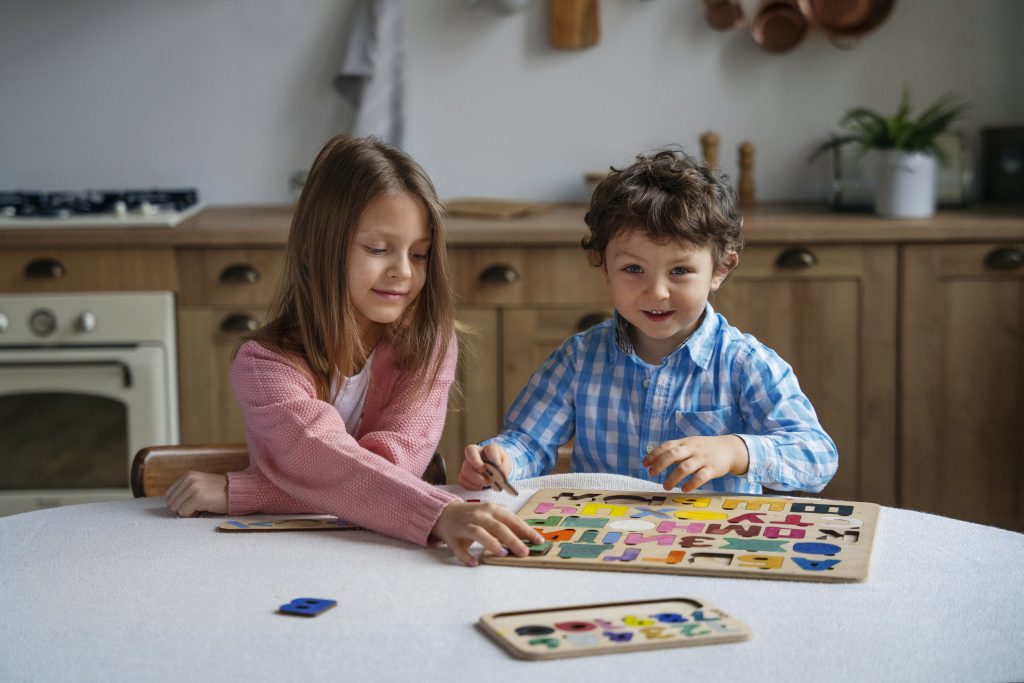 Gry rozwijają współpracę, cierpliwość i logiczne myślenie, a przy tym zapewniają mnóstwo śmiechu.