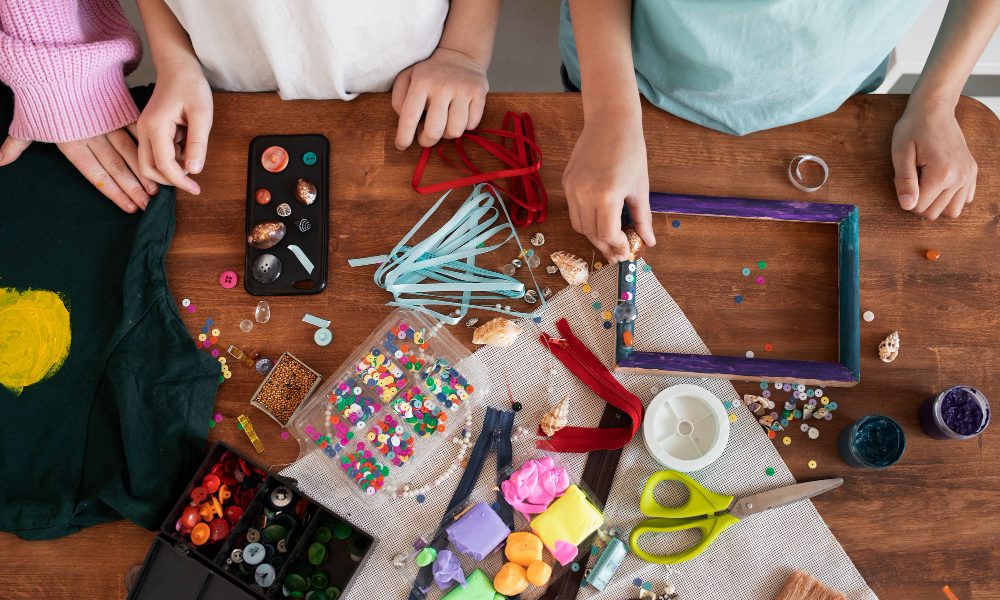 stół pełen przedmiotów do diy