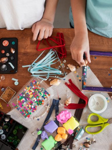 stół pełen przedmiotów do diy