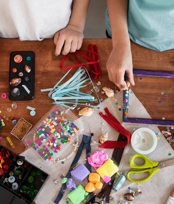 stół pełen przedmiotów do diy