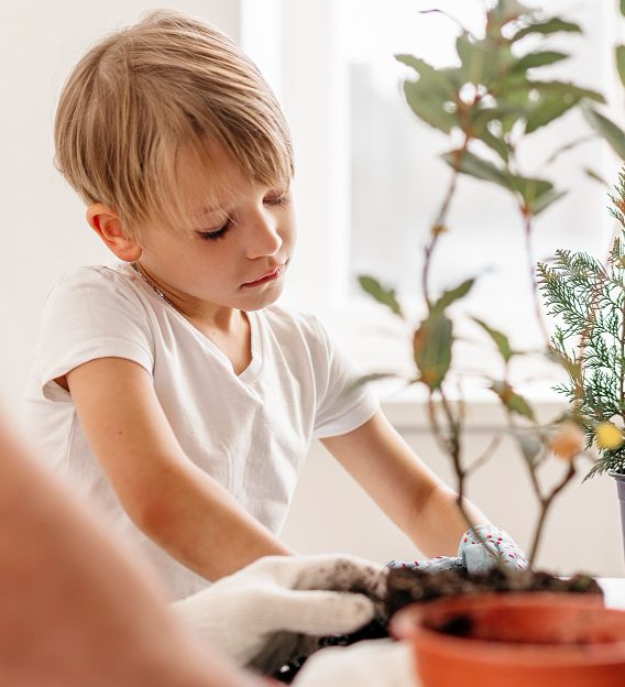 ojciec i syn wspólnie dbają o rośliny