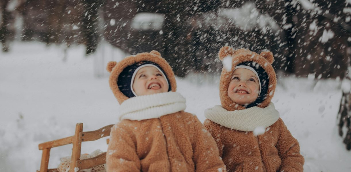 Dzieci na sankach zimą