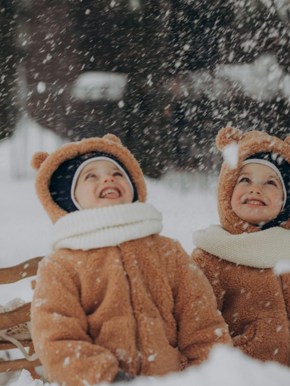 Dzieci na sankach zimą