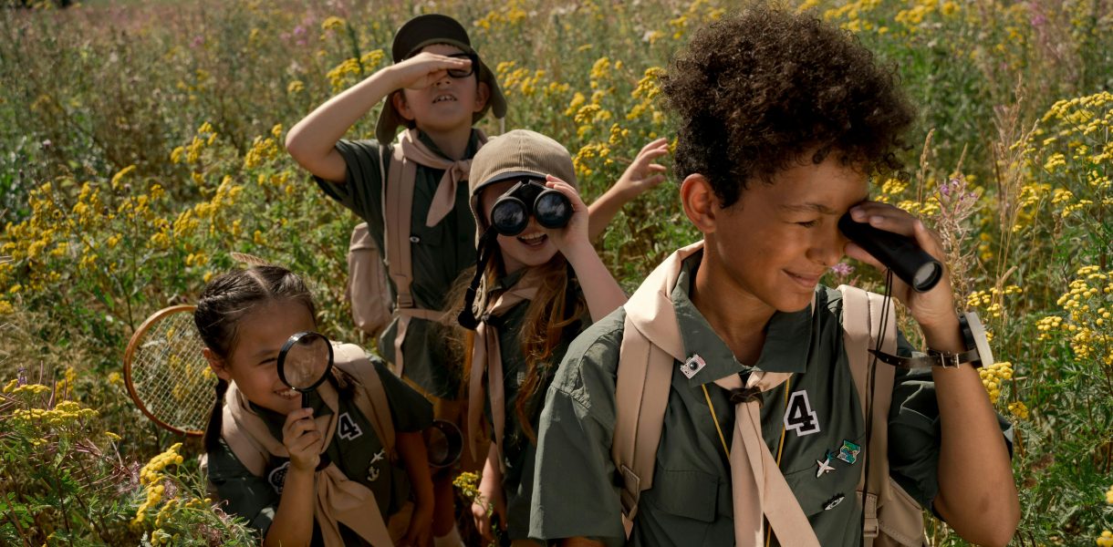 Dzieci bawiące się w podróżników.