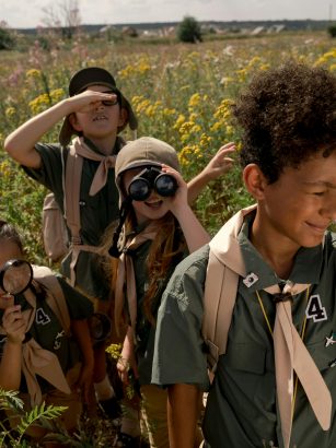 Dzieci bawiące się w podróżników.