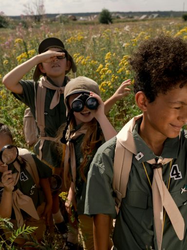 Dzieci bawiące się w podróżników.