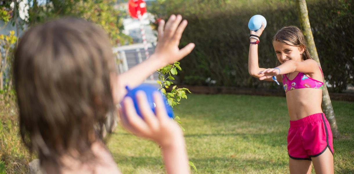 Dzieci bawiące się balonami z woda