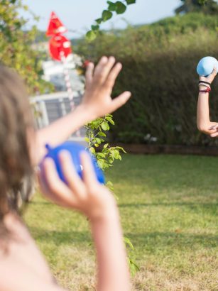 Dzieci bawiące się balonami z woda