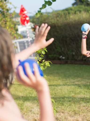 Dzieci bawiące się balonami z woda