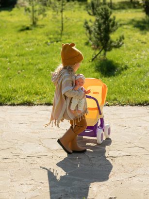 Dziewczynka z wózkiem dla lalek