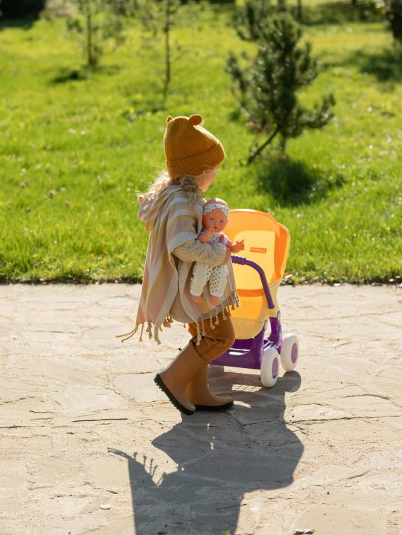 Dziewczynka z wózkiem dla lalek