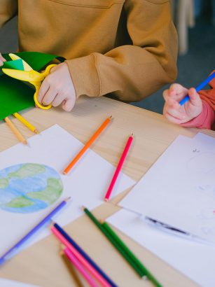 Dzieci malujące kredkami