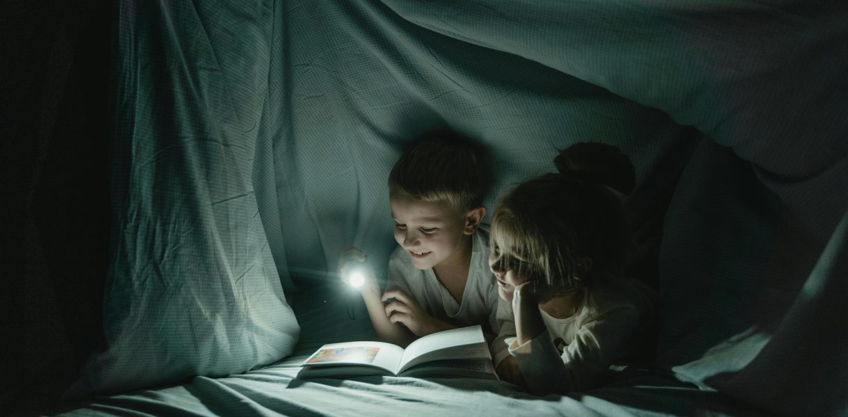 Dzieci w forcie z poduszek