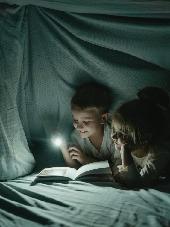 Dzieci w forcie z poduszek