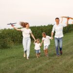 Ekrany pod kontrolą – jak mądrze wprowadzać technologie w życie dziecka?