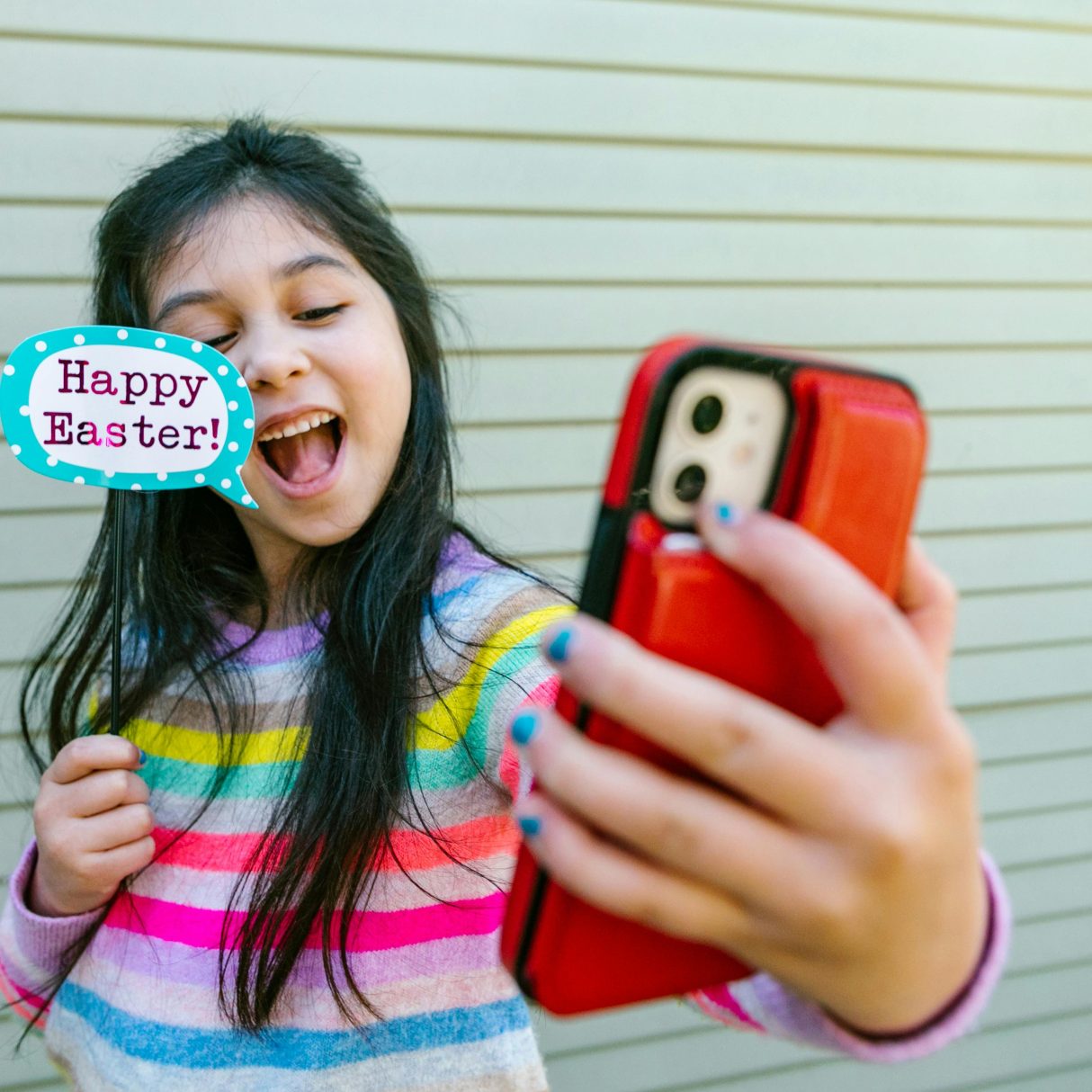 Dziewczynka z telefonem komórkowym