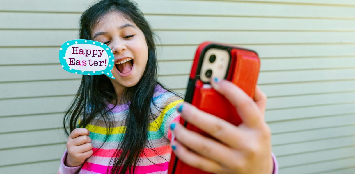 Dziewczynka z telefonem komórkowym