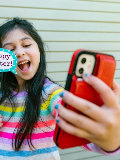 Dziewczynka z telefonem komórkowym