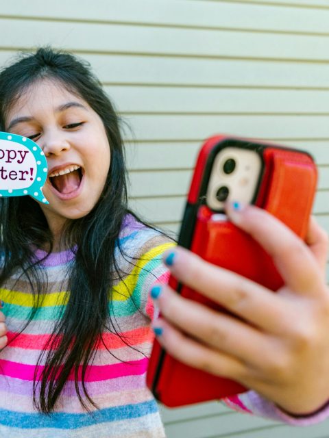 Dziewczynka z telefonem komórkowym