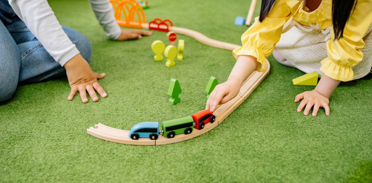 Dzieci bawiące się klockami