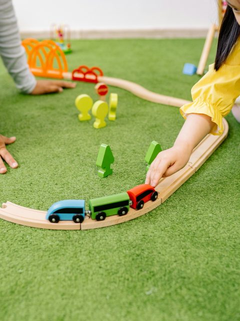 Dzieci bawiące się klockami