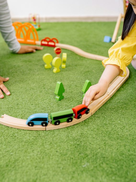 Dzieci bawiące się klockami