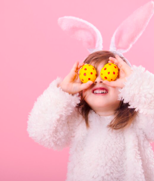 Portret dziewczynki z uszami Bunny i pisanek