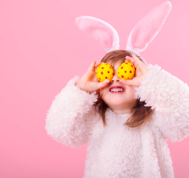 Portret dziewczynki z uszami Bunny i pisanek