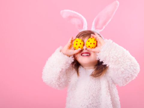 Portret dziewczynki z uszami Bunny i pisanek