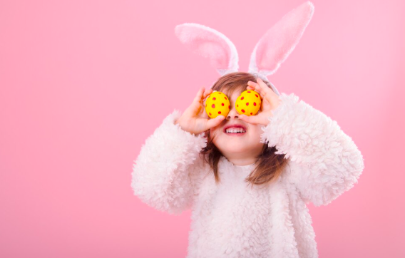 Portret dziewczynki z uszami Bunny i pisanek