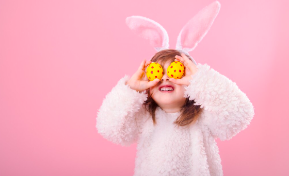 Portret dziewczynki z uszami Bunny i pisanek