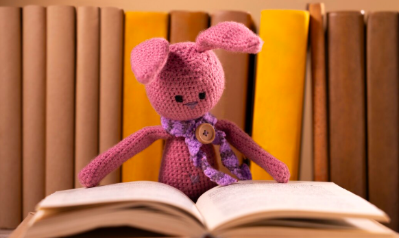 pluszowy miś czyta książkę